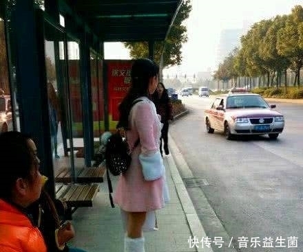 搞笑段子|趣味图片幽默段子: 哈哈哈,妹子你好好的怎么挂树上了呢