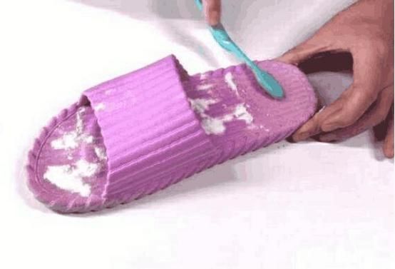 马上|拖鞋穿久了,发黑变脏难清洗只要一个“小方法”,马上洁净如新