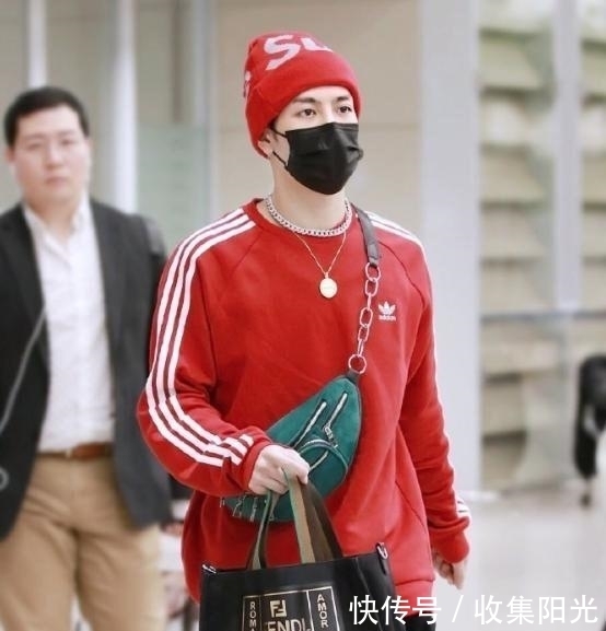 特别|王嘉尔大秀鲨鱼线,迷妹们都尖叫了,满满的“男人味”溢出屏幕