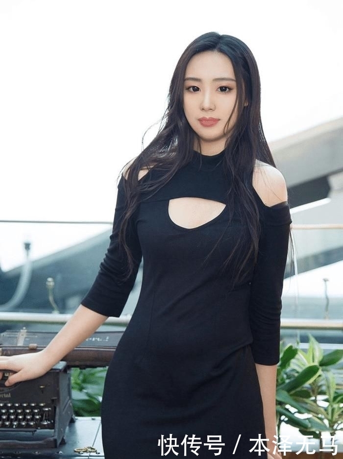 开口|开口领的设计,让小姐姐看起来更加的性感