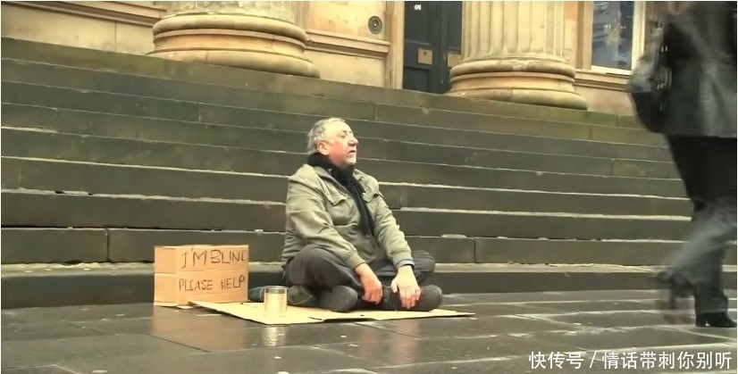 不到|盲人乞丐乞讨不到钱，美女路过写了15个字后，路人纷纷施舍
