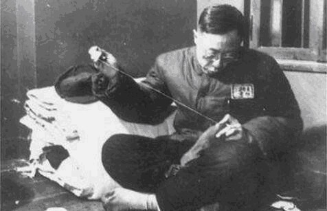 溥仪|溥仪第一次发工资足足60元，立刻跑去买2件东西，不愧当过皇帝