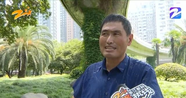 老人|外卖员扶起摔倒老人,电动车反被扣下,老人家属让交警来判定