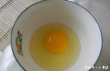 鸡蛋|煎荷包蛋别傻傻只倒油！多加这样“东西”，荷包蛋又圆又嫩不粘锅