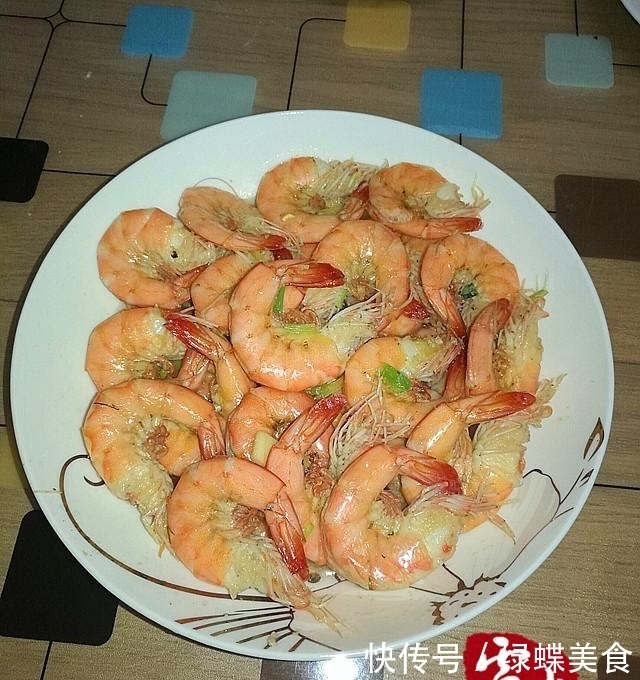 乡下|媳妇过生日,乡下老妈做了一桌子菜,却被嫌弃太寒酸