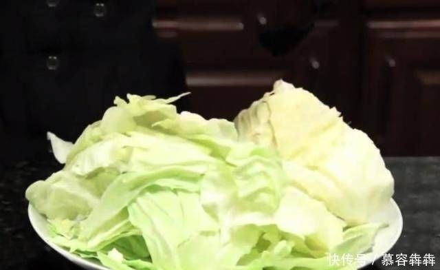  包菜|一种有两种口味的食物，手撕包菜有辣的，糖醋莲白有酸的