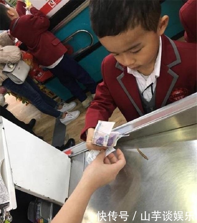  上门|6岁男孩50元只买回一袋盐，亲妈上门讨说法，收银员：自己看监控
