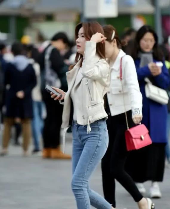  不像话|街拍：身姿挺拔美丽大方的小姐姐，潮流时尚的穿搭，让你美的不像话