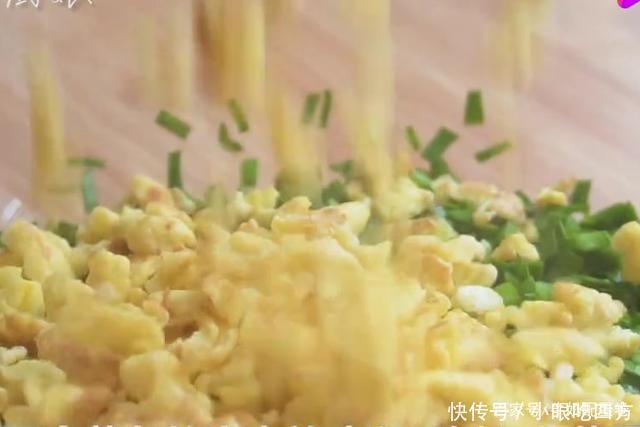 讲解|韭菜盒子过程详细讲解,金黄酥脆,一吃就停不下来!