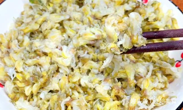 槐花|蒸槐花时,只用面粉就错了,多加这2样,槐花出锅不粘也不坨