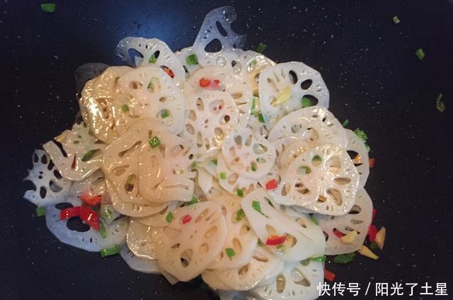 清炒|清炒莲藕时,直接炒就废了!教你2招,保证莲藕洁白爽脆,超下饭