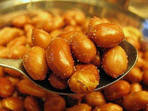 酥脆|炸花生米时,切忌只放油!多做1步,花生米更加酥脆,还不会返潮