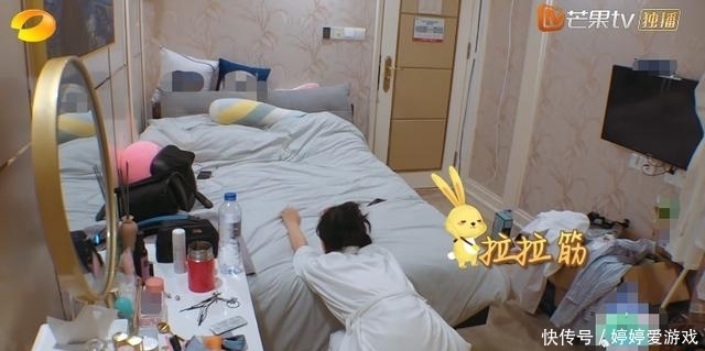 衣物|赵丽颖《中餐厅》暴露生活坏习惯,多次晚起床,房间邋遢衣物乱放