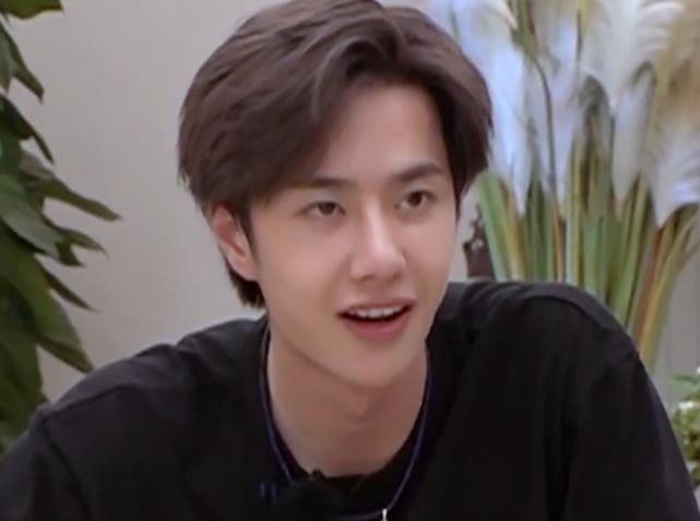 起床|王一博刚起床,节目组就拍他,犯迷糊的样子,太好笑了