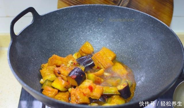 主食|又发现一个茄子的做法,跟它一起烧,简单美味还能当主食