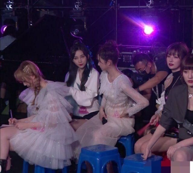  陈卓璇|张艺凡总决赛被扛下舞台，受伤严重导致团舞取消，陈卓璇蹲地安慰