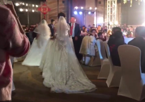 得知|3位新娘闯婚礼现场抢婚！岳父咬牙猛瞪女婿，得知真相后泪喷