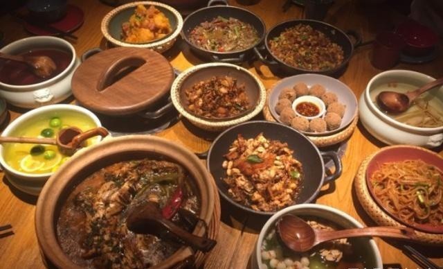 赏赐给|古代皇帝一顿饭几十道菜,那些剩菜又是如何处理的呢?