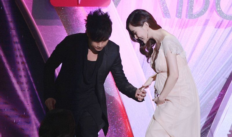 单腿|黄圣依晒“单腿蹲”视频,抬腿的那一刹那,网友:忍不住想要截屏