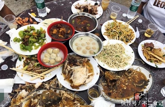 农村|农村330元一桌的宴席,鸡鸭鱼肉都有,利润在哪?
