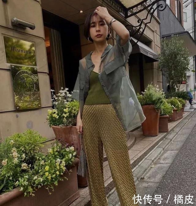 早秋|为什么日本女人都喜欢穿“透视衬衫”?夏末早秋的时髦,全靠它撑