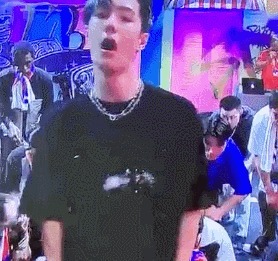 街舞|街舞王一博谈舞蹈声情并茂,被队友掏胳肢窝比耶,默契足变甜甜