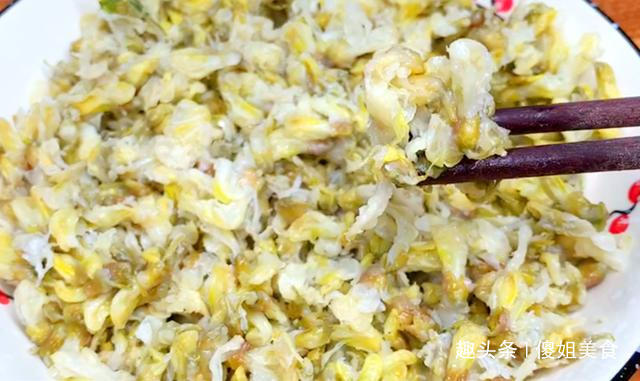 槐花|蒸槐花时,只用面粉就错了,多加这2样,槐花出锅不粘也不坨