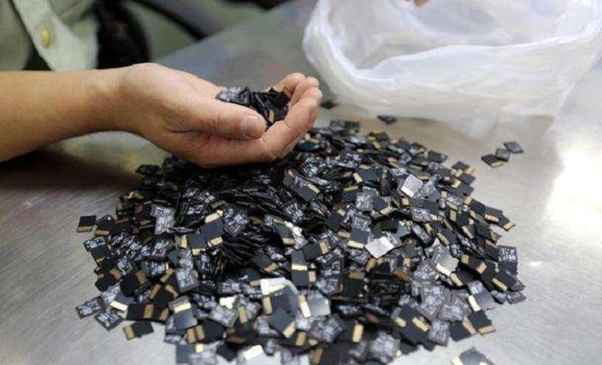 女子|警察扣下自行车，女子表示很无辜，3450张廉价物品让警察直眼