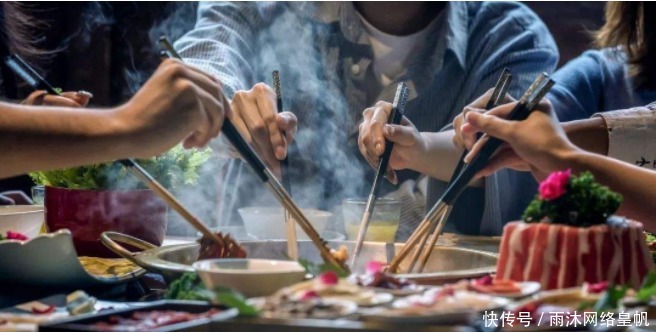 吃火锅|吃火锅时,服务员问“要加汤吗”是在暗示你,很多人都不懂