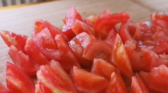 馒头|面粉别蒸馒头了,加2个西红柿,不用蒸不用烙,出锅比吃肉还香!