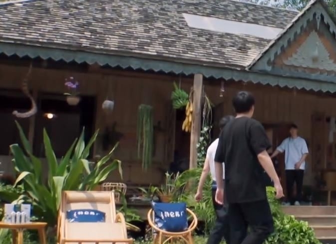 黄晓明离开|黄磊没出门送黄晓明,回到蘑菇屋的两个举动,透露内心情感