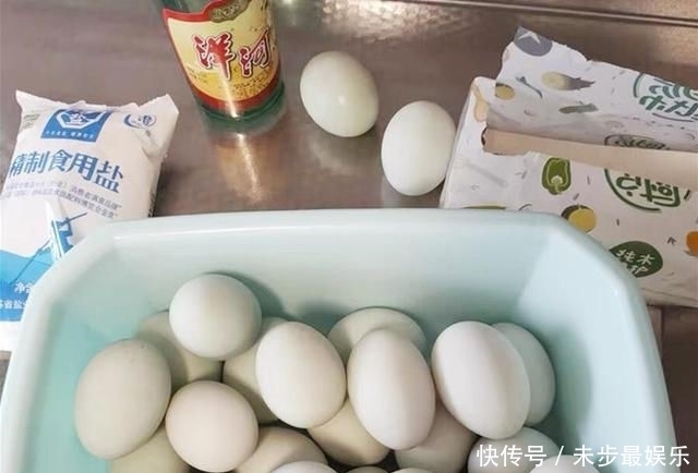 好吃|腌鸭蛋时,别只加盐了!多加这2味,个个入味,起沙流油,特好吃