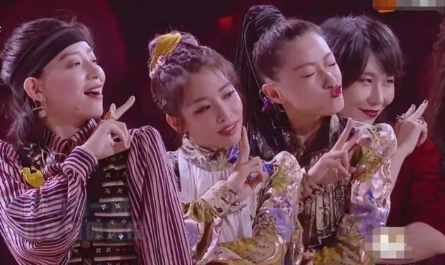  名字|《浪姐》盖章万茜皇族投票卡名字藏玄机，袁咏琳被淘汰太委屈