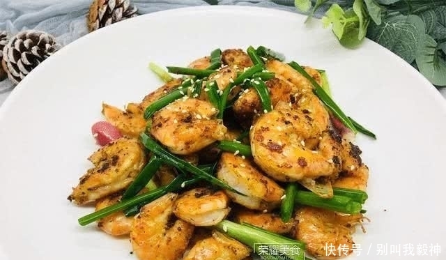 上桌|连壳吞的椒盐虾,一上桌就被扫光,好吃到忘记吃饭,教你怎么做吧