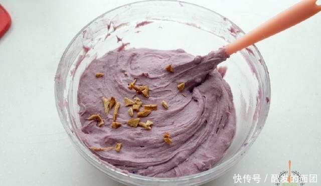 面团|家里有面粉一定要试试,上锅一蒸,柔软好吃,蛋糕一次成功!