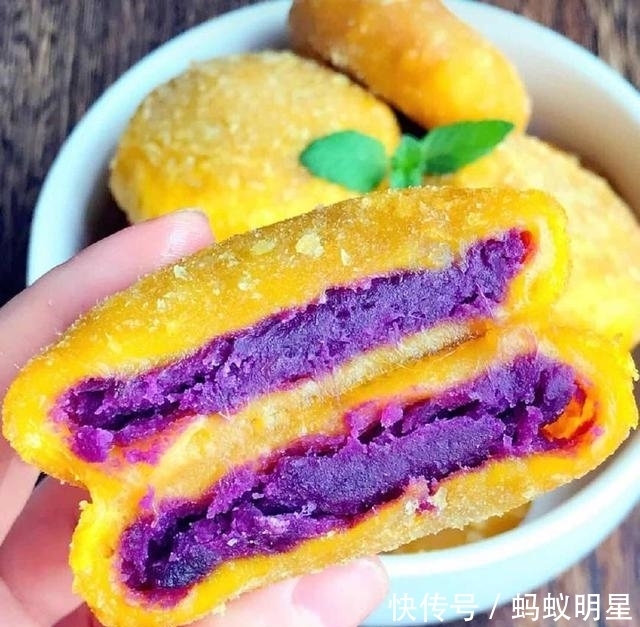  紫薯|两个紫薯，一块南瓜，做出香甜软糯的紫薯南瓜饼，一上桌就抢光