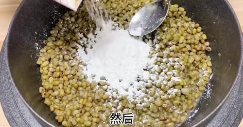 筷子|三伏天要多吃绿豆加250克糯米粉，筷子一搅，香甜软糯太好吃了