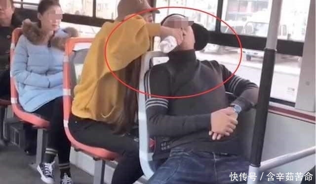 公交车|公交车上男子睡觉打呼噜, 一旁美女把”创可贴“贴在男子嘴巴上, 网友: 真香