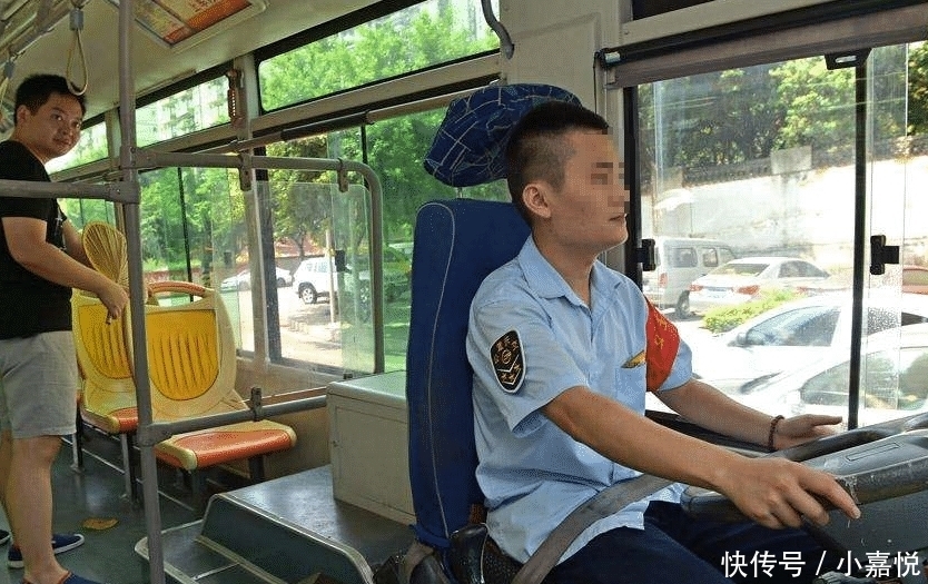  司机|女孩坐车忘带钱，被司机赶下车，遭乘客指责，事后才知司机的好