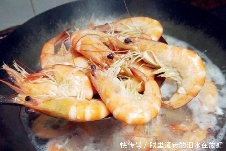 腥味|水煮大虾时,有人放盐,有人放香油,都错了!加点它,鲜嫩无腥味