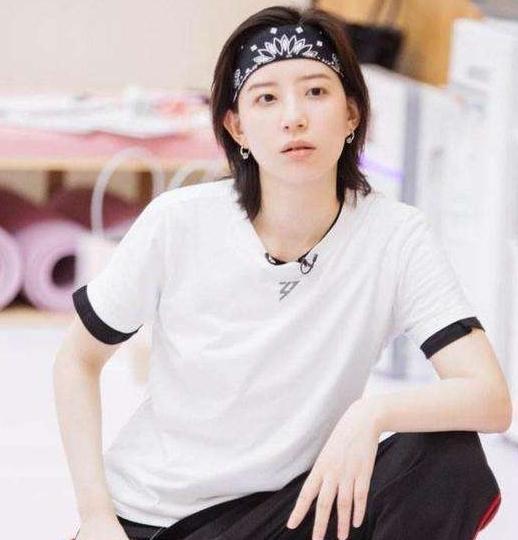  浪姐|《浪姐》蓝盈莹成“话题工具人”，郁可唯隐形人陪跑：真是亏大了