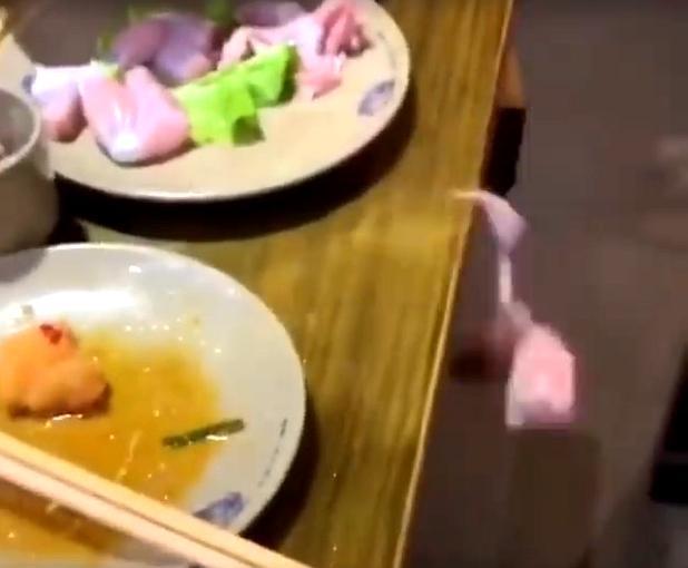 鸡肉|吓死个先人板板！生鸡肉突然爬出餐盘，跳下桌子逃跑了