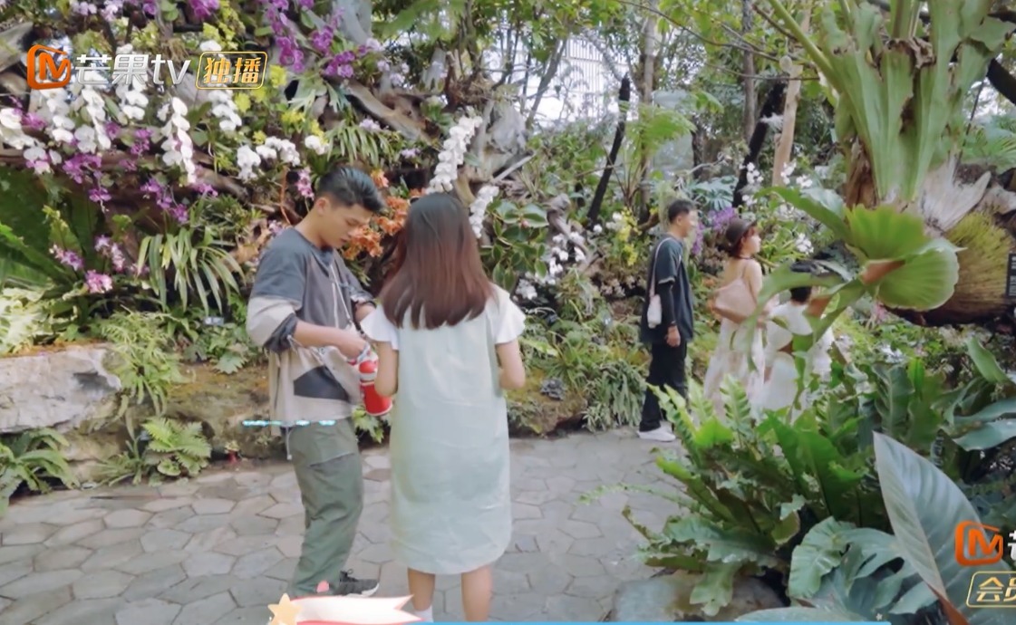  说出|41岁李艾穿吊带裙，故意在孕妇面前秀身材，说出原因却很暖心