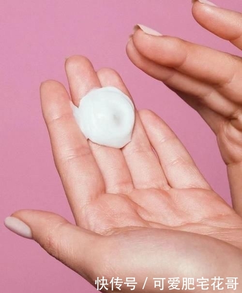  皮肤|常戴口罩一不小心惹上痘痘和起皮？打响紧急护肤战！