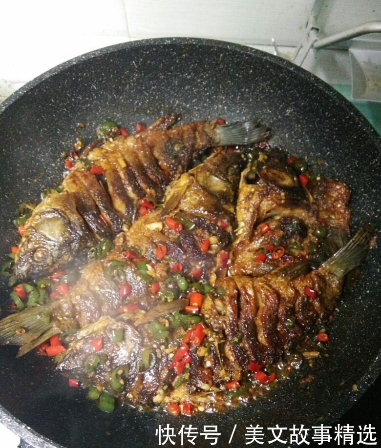 易学|无保留分享《煎焖鲫鱼》的做法,香味浓郁,做法简单易学