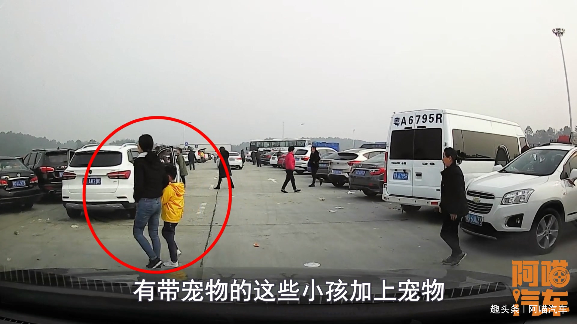  入服务|高速服务区停车注意，经常有人上当，一不小心损失好几千