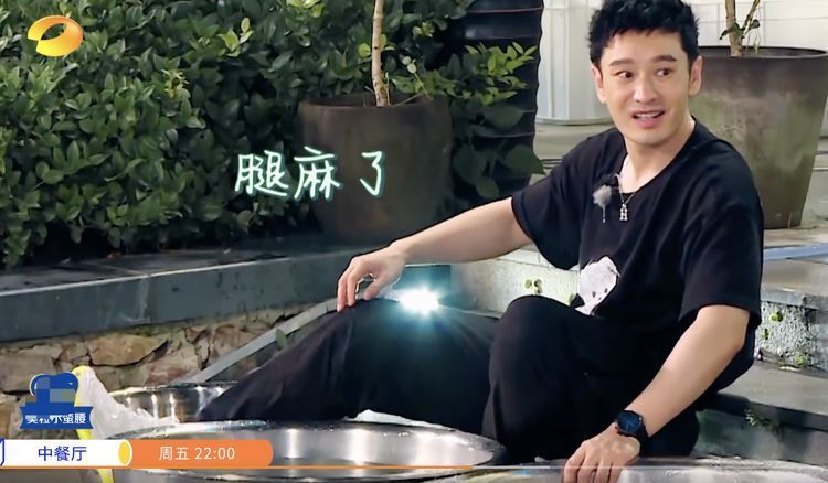 王俊凯|为准备800份盒饭:赵丽颖切菜切到手抖,王俊凯却是另一种画风