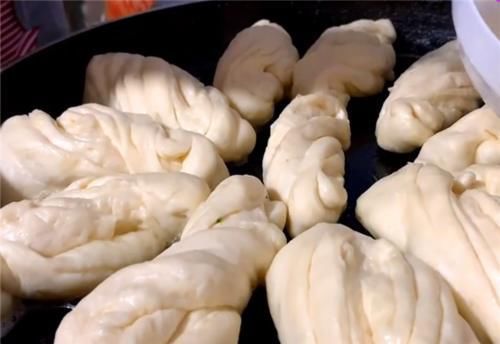 油炸|教你一个面粉新吃法,不用油炸不用蒸,出锅吃光光,给肉也不换