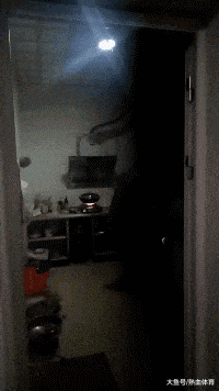 美女|搞笑GIF：美女直播吃辣椒，真是花样百出