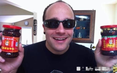 老干妈里面|小伙将老干妈放大400倍!密密麻麻都是这东西,网友:再也不吃了!